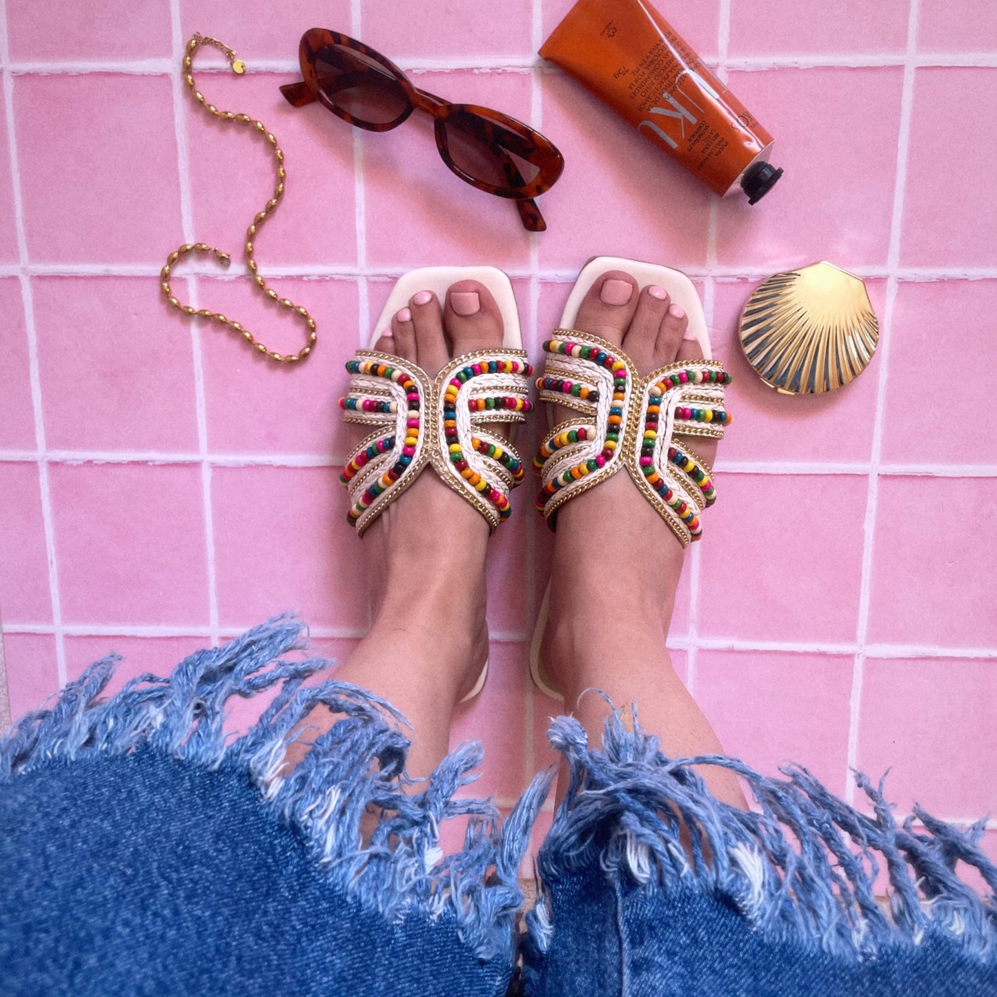 Sandalia H con aplicaciones colores