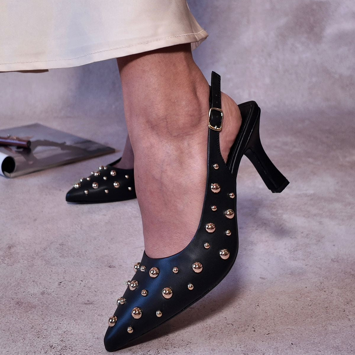 Stileto con esferas de oro 2528